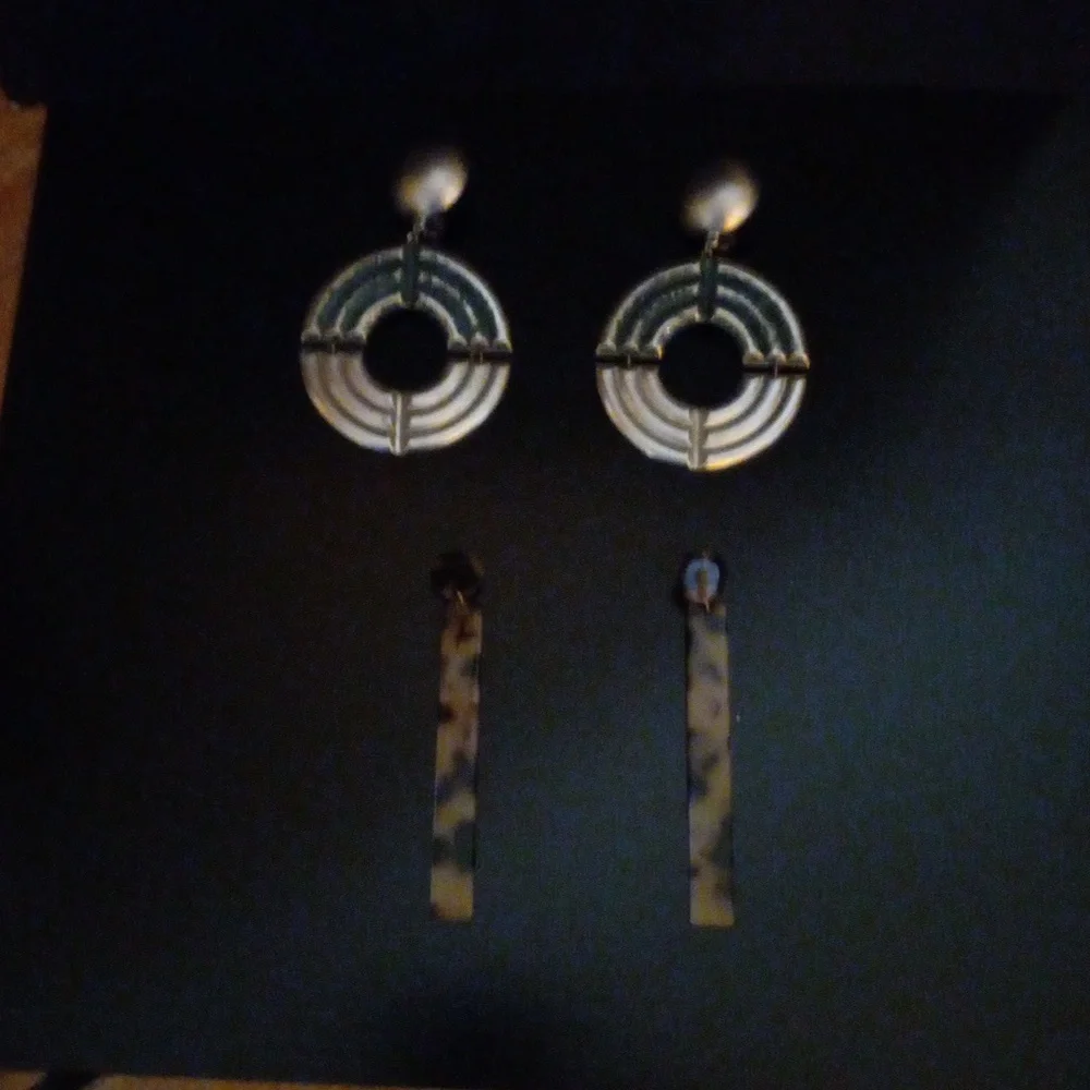 Earring - Picture 1 of 1